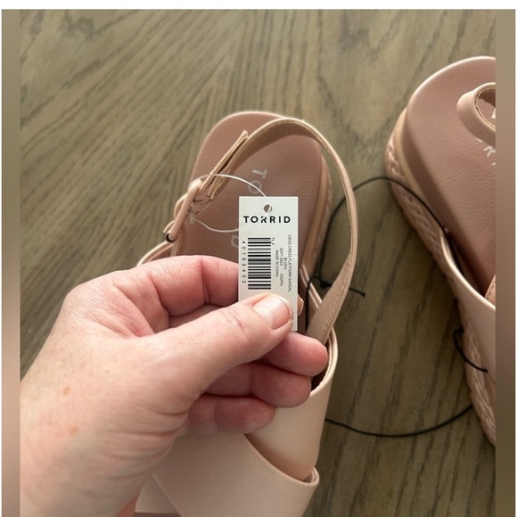 Torrid NWT Criss Cross platform
NWT
sandal blush color 6.5 W - Picture 5 of 5